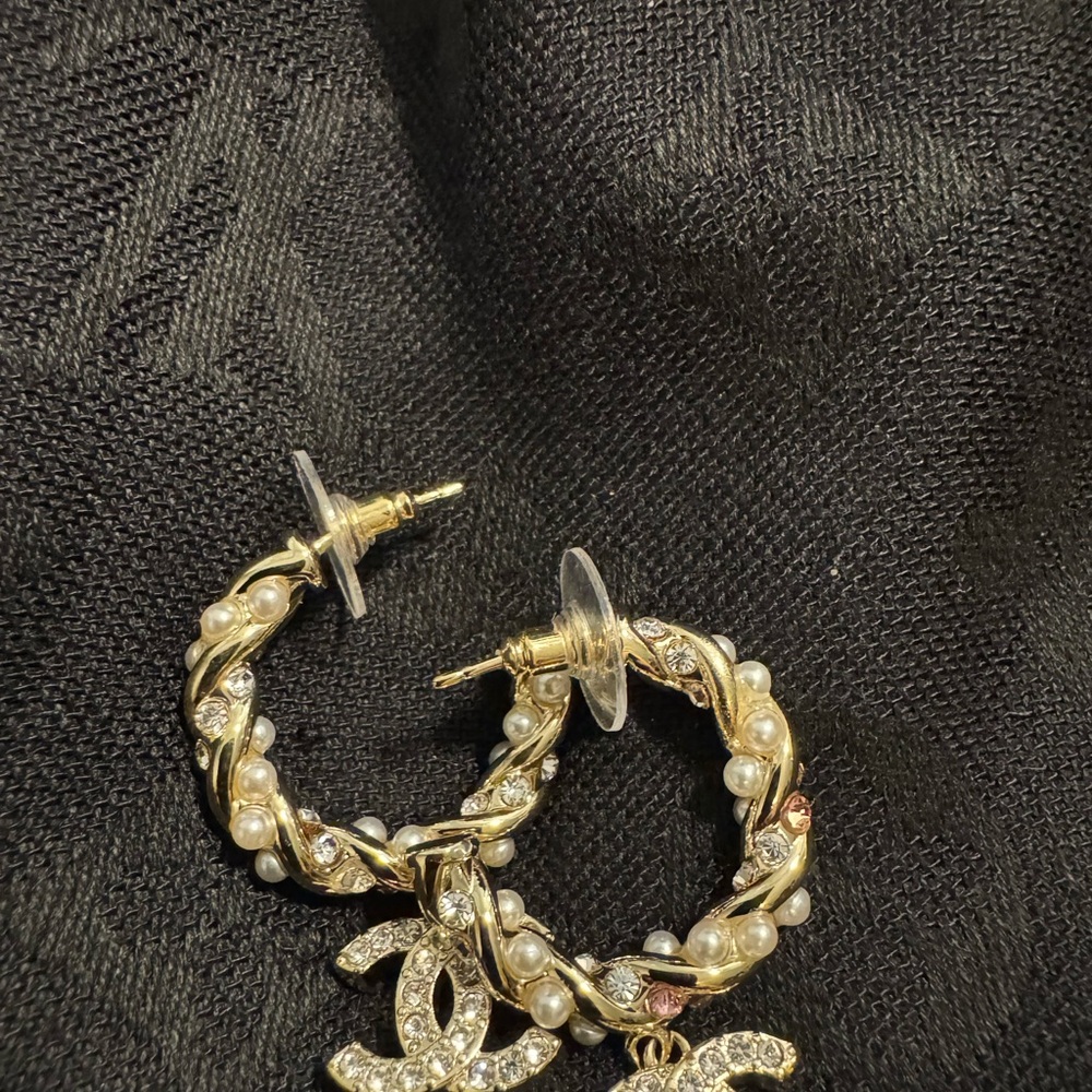 CHANEL Gold and Pearl Earrings - Picture 4 of 5